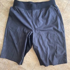 Mens Lululemon black athletic shorts in excellent condition